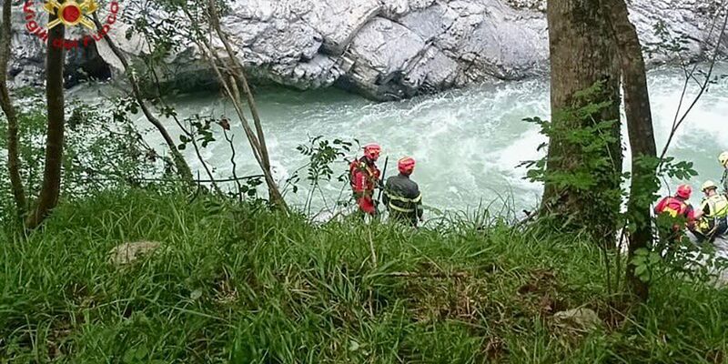 Einsatzkräfte der Feuerwehr und der Bergrettung haben die Teenagerin tot geborgen. - Foto: -/Vigili del Fuoco/dpa
