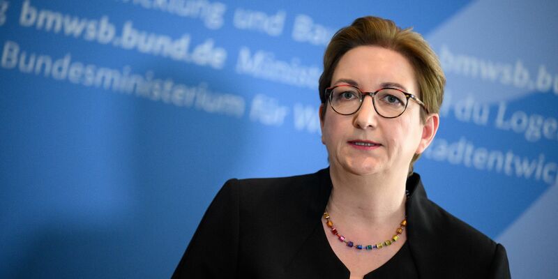 «Wir sollten ein einfaches System entwickeln, das energieeffizientes Bauen, die Nutzung umweltgerechter und recycelter Baumaterialien und flächensparendes Bauen fördert»: Bundesbauministerin Klara Geywitz. - Foto: Bernd von Jutrczenka/dpa