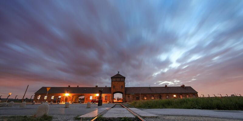 Blick auf das Tor zum früheren Vernichtungsslager Auschwitz-Birkenau. - Foto: Jan Woitas/dpa/Archiv