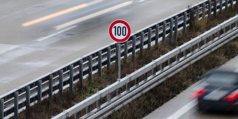 Ein Tempo-100 Schild steht auf einem Mittelstreifen (Symbolbild). - Foto: Marijan Murat/dpa