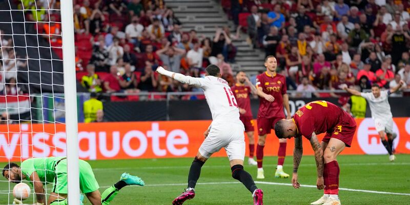 Lucas Ocampos (M) jubelt, während Gianluca Mancini (r) sein Eigentor zum 1:1-Ausgleich betrauert. - Foto: Petr David Josek/AP