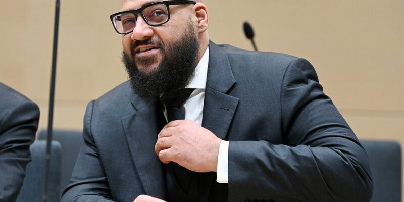 Der Komponist und Produzent Moses Pelham wartet im Bundesgerichtshof (BGH) auf den Beginn seiner Verhandlung. - Foto: Uli Deck/dpa