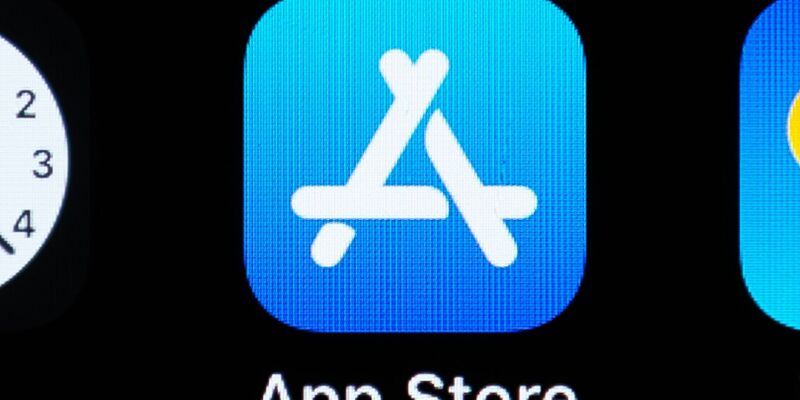 Das Logo des App-Store ist auf dem Bildschirm eines iPhones zu sehen. - Foto: Silas Stein/dpa