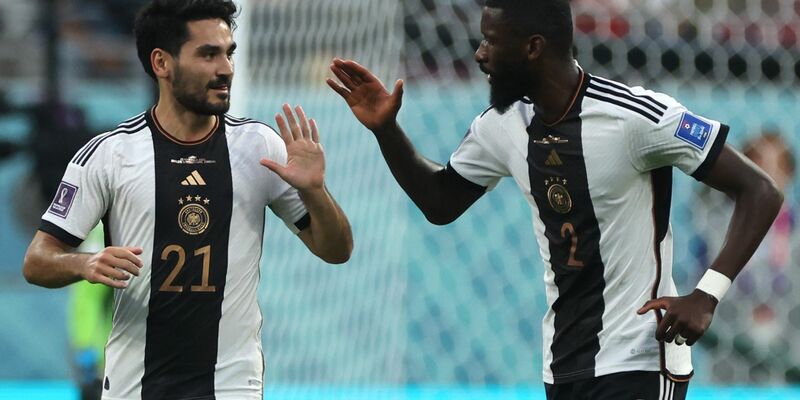 Bundestrainer Hansi Flick holt Ilkay Gündogan (l) und Antonio Rüdigerbeide offenbar in sein Aufgebot für die Juni-Länderspiele zurück. - Foto: Christian Charisius/dpa