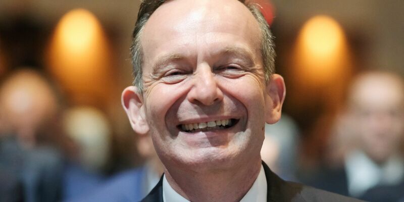 Volker Wissing (FDP), Bundesverkehrsminister, hat angesichts der Zahlen zum Deutschlandticket Grund zur Freude. - Foto: Sebastian Willnow/dpa