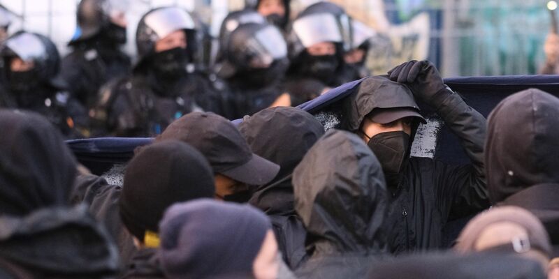 Proteste in Leipzig. Der «Tag X» ist eine Reaktion auf die Verurteilung der Studentin Lina E. und den drei Mitangeklagten wegen Überfällen auf vermeintliche oder tatsächliche Neonazis. - Foto: Sebastian Willnow/dpa