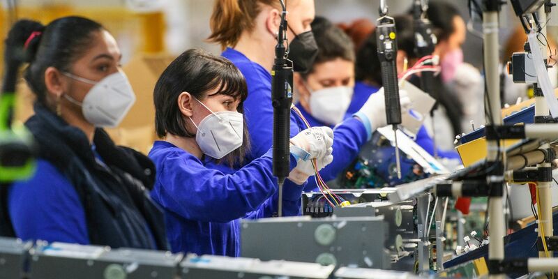 Arbeiterinnen in einer Fabrik: Die Statistikbehörde Eurostat hat Zahlen zur Arbeitslosigkeit veröffentlicht. - Foto: Chaloupka Miroslav/CTK/dpa