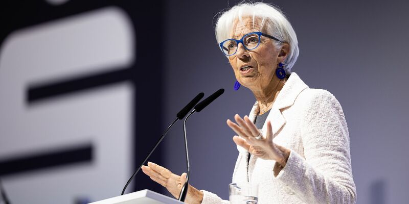 Christine Lagarde, Präsidentin der Europäischen Zentralbank (EZB), fordert eine Straffung der Geldpolitik. - Foto: Michael Matthey/dpa