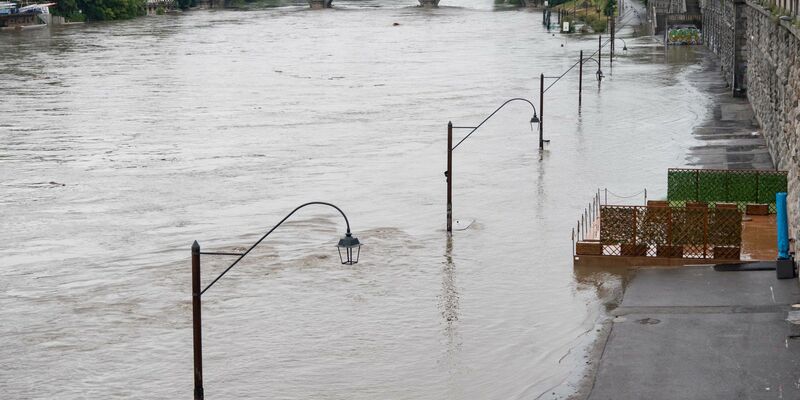 Blick auf einen Teil des Flusses Po, der nach heftigen Regenfällen übers Ufer getreten ist. - Foto: Matteo Secci/LaPresse via ZUMA Press/dpa