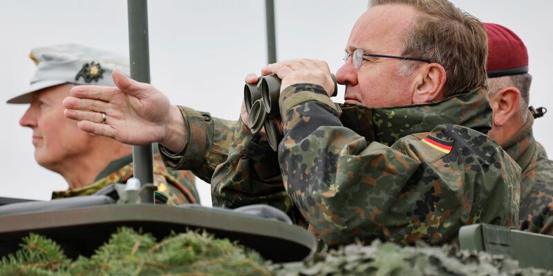 Bundesverteidigungsminister Boris Pistorius bei einer Militärübung der Bundeswehr. - Foto: Daniel Löb/dpa