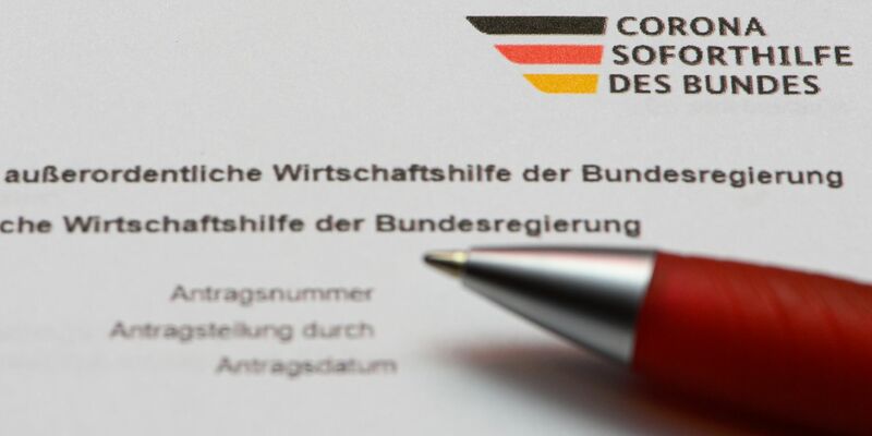 Ein Antrag auf Gewährung einer Wirtschaftshilfe der Bundesregierung in der Corona-Krise (Symbolbild). - Foto: Robert Michael/dpa