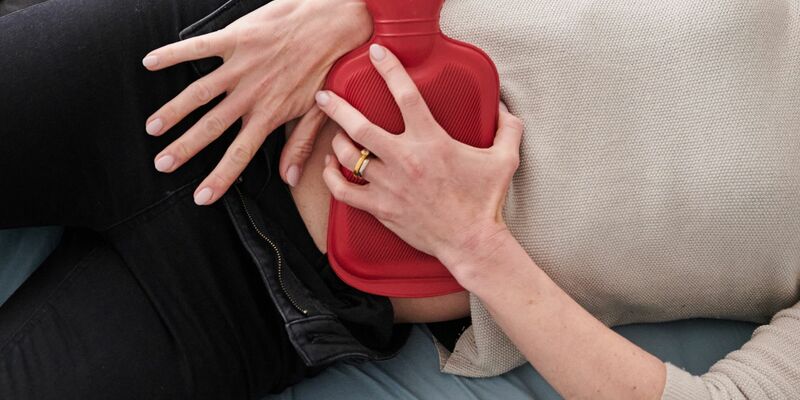 In Spanien dürfen Frauen in Zukunft zu Hause bleiben, wenn sie unter starken Menstruationsschmerzen leiden. (Symbolbild) - Foto: Annette Riedl/dpa