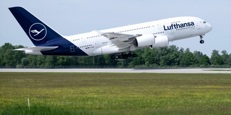 Eine Lufthansa-Maschine des Typs Airbus A380 startet auf dem Flughafen nach Boston. - Foto: Sven Hoppe/dpa