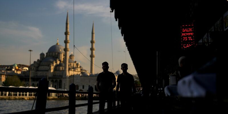 Zwei junge Menschen spazieren entlang der Unterführung der Galata-Brücke in der Millionenmetropole Istanbul. - Foto: Khalil Hamra/AP/dpa