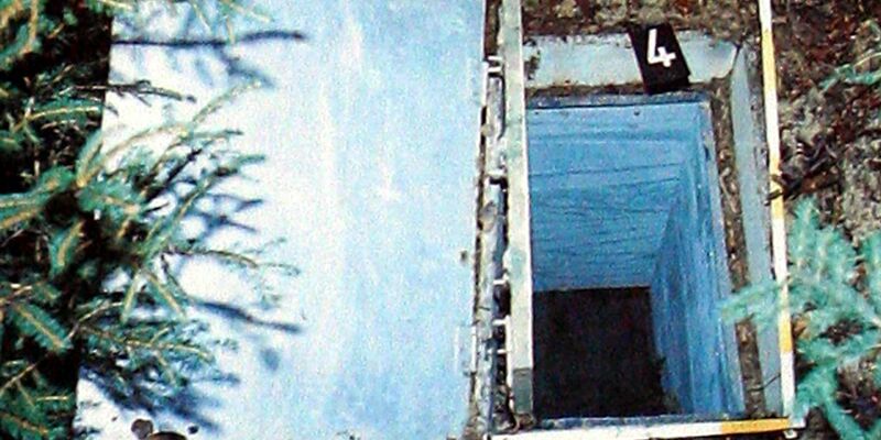 Eine Reproduktion zeigt die Kiste, in der 1981 das zehnjährige Entführungsopfer Ursula Herrmann qualvoll erstickte (Archivbild). - Foto: Karl-Josef Hildenbrand/dpa