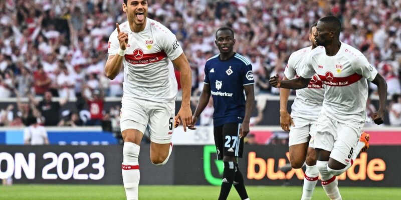 Konstantinos Mavropanos (l) sorgte beim VfB-Sieg gegen den HSV für den frühen Stuttgarter Führungstreffer. - Foto: Tom Weller/dpa