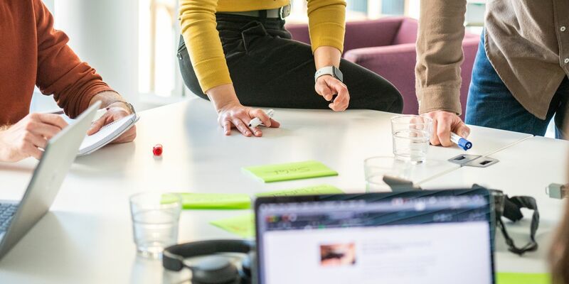 Wer sich weiterbildet, kann danach mit einem höheren Einkommen rechnen. - Foto: Zacharie Scheurer/dpa-tmn