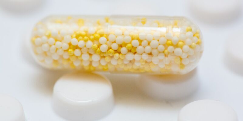 Die Liste möglicher Nebenwirkungen im Beipackzettel eines Medikaments kann angsteinflößend sein. - Foto: Fernando Gutierrez-Juarez/dpa