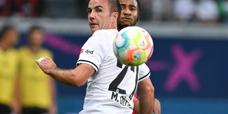 Frankfurts Mario Götze (l) und Leipzigs Christopher Nkunku kämpfen um den Ball. - Foto: Arne Dedert/dpa