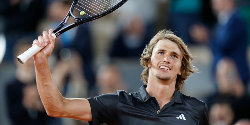 Der deutsche Alexander Zverev feiert seinen Sieg im Viertelfinale und zieht damit zum 4. Mal in Folge ins Halbfinale der French Open. - Foto: Jean-Francois Badias/AP/dpa