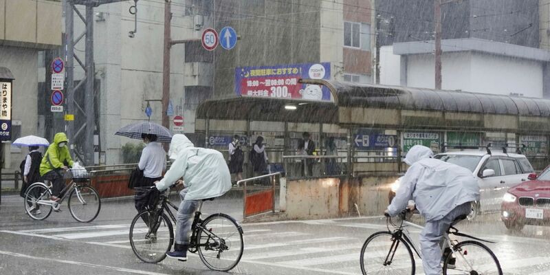 Starke Regen im südjapanischen Kochi. Der Tropensturm Mawar bringt schwere Regenfälle auf die südlichen Hauptinseln Japans. - Foto: -/Kyodo News via AP/dpa