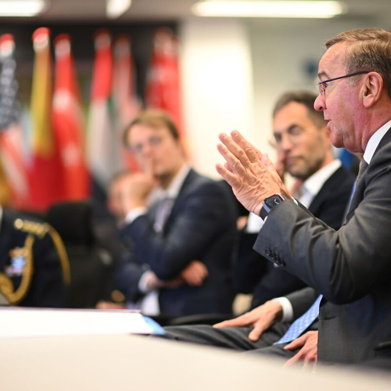 Bundesverteidigungsminister Boris Pistorius (r) in Singapur. - Foto: Britta Pedersen/dpa