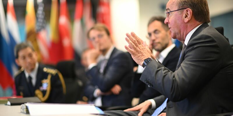 Bundesverteidigungsminister Boris Pistorius (r) in Singapur. - Foto: Britta Pedersen/dpa