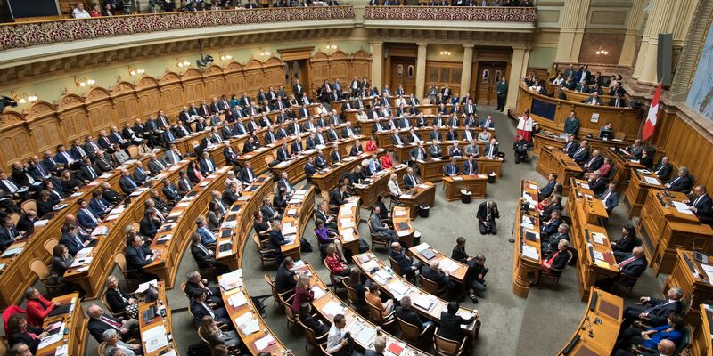 Das Schweizer Parlament bleibt beim Nein: Es lehnt ein Gesetz ab, das anderen Staaten die Weitergabe von Schweizer Rüstungsmaterial an die Ukraine erlaubt hätte. - Foto: Anthony Anex/KEYSTONE/POOL/dpa