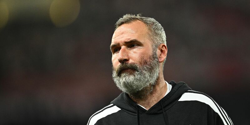 Steht nach dem verlorenen Relegationshinspiel mit dem Rücken zur Wand: Hamburgs Trainer Tim Walter. - Foto: Tom Weller/dpa