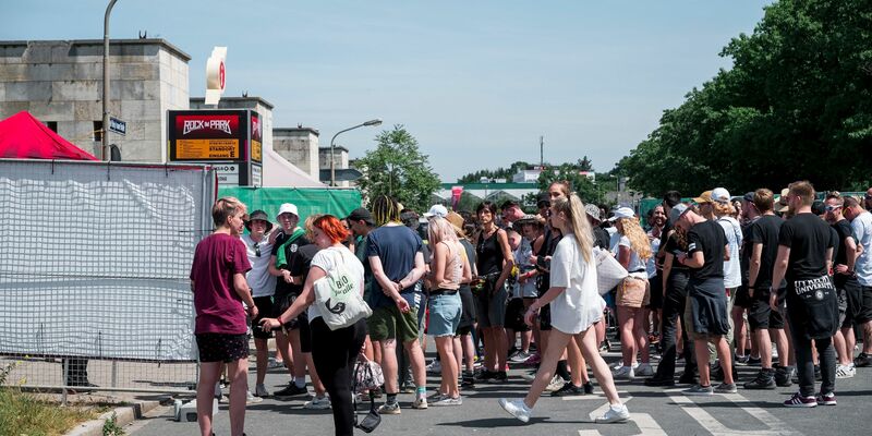 Besucher und Fans sehen sich den Auftritt der Foo Fighters beim Abschluss des Open-Air-Festivals Rock im Park 2023 an. Unter den Festivalbesuchern sind auch immer mehr Ältere. - Foto: Daniel Vogl/dpa