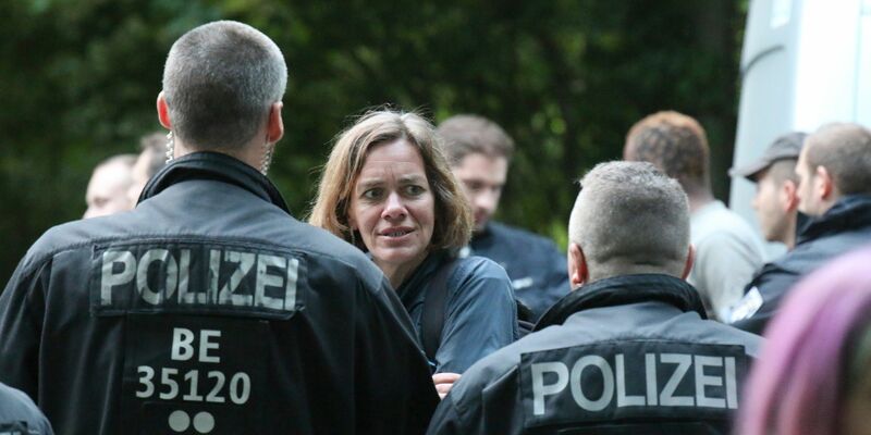 Die Landtagsabgeordnete Juliane Nagel im Gespräch mit Polizisten bei der Demonstration am 1. Juni in Leipzig. - Foto: News5 / Desk/NEWS5/dpa