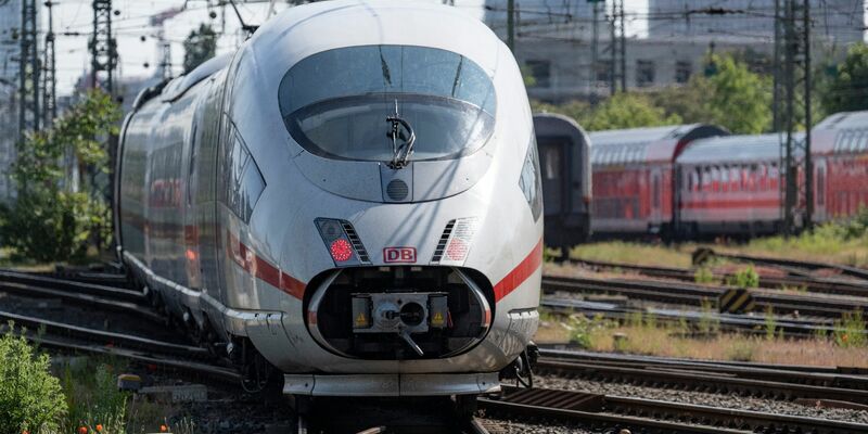 Um Pünktlichkeit langfristig zu verbessern, plant die Bahn ab Juli 2024 umfassende Generalsanierungen wichtiger Strecken. - Foto: Boris Roessler/dpa