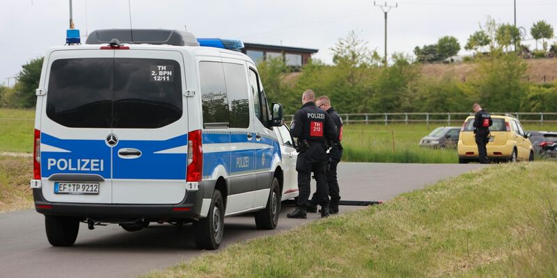 Einsatzkräfte der Polizei kontrollieren vor einem Veranstaltungsgelände anreisende Teilnehmer eines mutmaßlichen Reichsbürgertreffens. - Foto: -/dpa