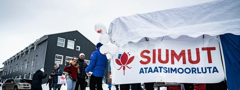 Kandidaten der grönländischen Partei Siumut verteilen Flugblätter. - Foto: Emil Helms/Ritzau Scanpix/AP/dpa