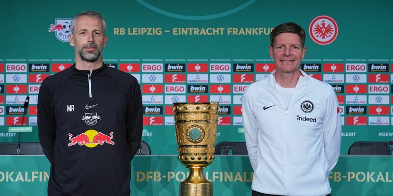 Spielem um den Pokal: Leipzig-Coach Marco Rose (l) und Eintracht-Trainer Oliver Glasner. - Foto: Soeren Stache/dpa