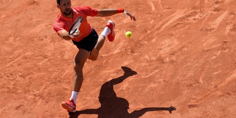 Novak Djokovic musste am Knie operiert werden. - Foto: Christophe Ena/AP/dpa