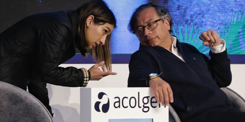 Laura Sarabia (l) im Gespräch mit Gustavo Petro, Präsident von Kolumbien. - Foto: Camila Diaz/colprensa/dpa