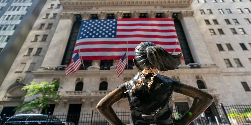 Die Bronzestatur Fearless Girl steht vor der die New Yorker Börse. - Foto: Mary Altaffer/AP/dpa
