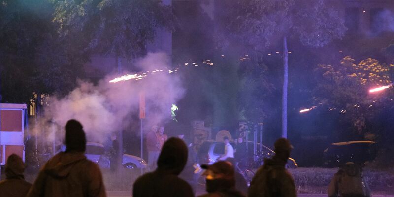 Bei einer Protestaktion gegen die Räumung eines besetzten Hauses kam es zu Ausschreitungen. - Foto: Sebastian Willnow/dpa