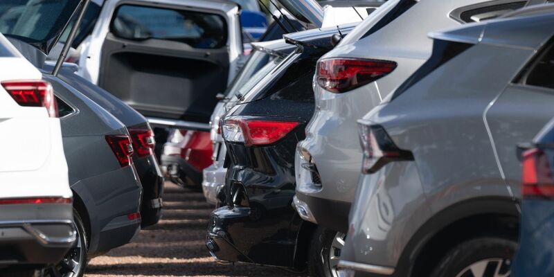 Neuwagen und Gebrauchtwagen stehen bei einem Autohändler nebeneinander. Gründe für den Preisverfall seien etwa die stagnierende Nachfrage nach E-Autos. - Foto: Sebastian Kahnert/dpa