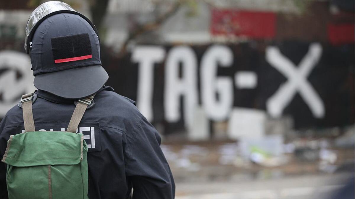 Polizei vor einem Schriftzug 