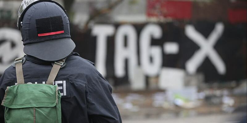 Polizei vor einem Schriftzug Tag X - Foto: ?ber dts Nachrichtenagentur