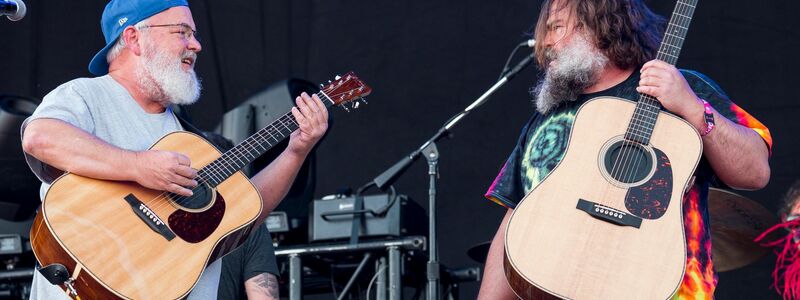 Kyle Gass und Jack Black (r) von der  Band Tenacious D bei Rock im Park. - Foto: Daniel Vogl/dpa