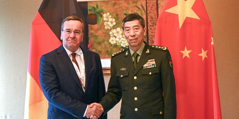 Bundesverteidigungsminister Boris Pistorius (SPD) trifft sich mit dem chinesischen Verteidigungsminister Li Shangfu in Singapur. - Foto: Britta Pedersen/dpa