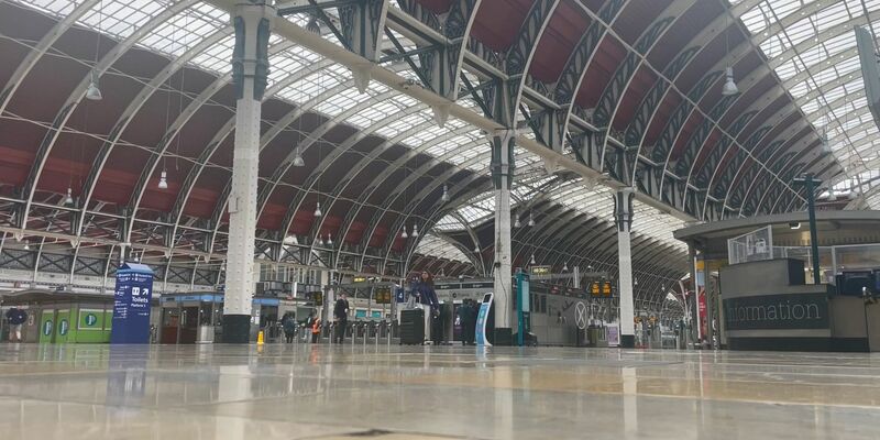 Die Bahnhofshalle des Londoner Bahnhofs Paddington ist wenig besucht, während die Mitglieder der Lokführer-Gewerkschaft Aslef streiken. - Foto: Nick Warren/PA Wire/dpa