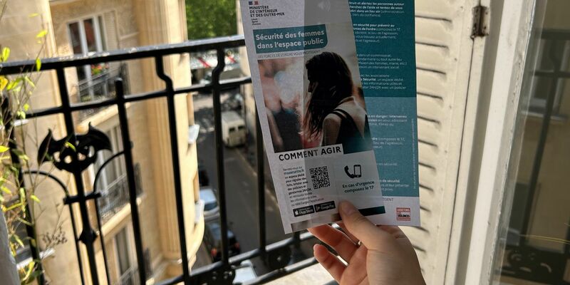 Die Flyer mit Verhaltenstipps für Frauen gegen sexuelle Belästigung im öffentlichen Raum sorgen in Frankreich für Wirbel. - Foto: Michael Evers/dpa