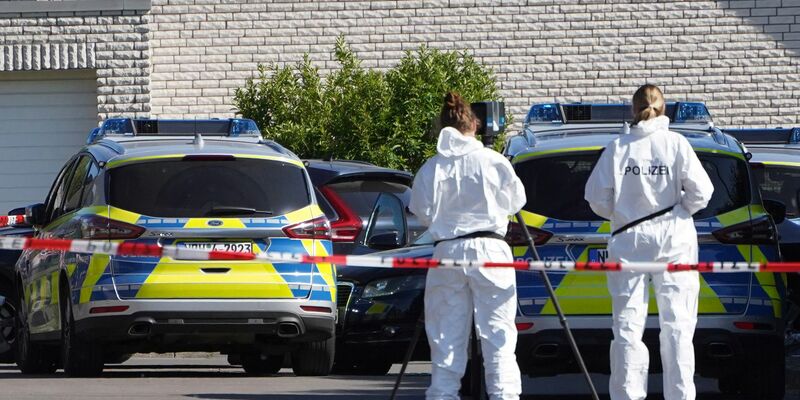 Beamte der Spurensicherung ermitteln in Bad Salzuflen, nachdem Polizisten auf einen flüchtenden Autofahrer geschossen haben. - Foto: T.Freitag/Westfalennews/dpa