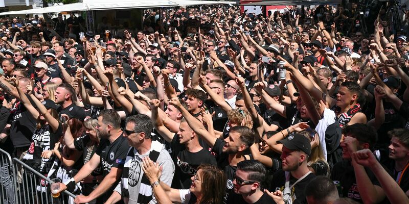 Tausende Eintracht-Fans feiern beim Fanfest auf dem Breitscheidplatz. - Foto: Arne Dedert/dpa