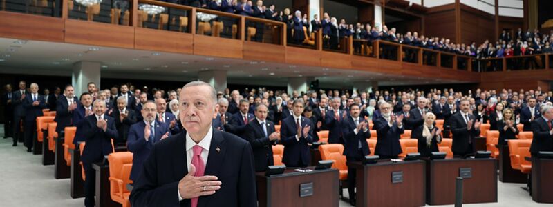 Nach der Vereidigung verlässt der türkische Präsident Erdogan die Große Nationalversammlung der Türkei (GNAT) in Ankara. - Foto: Präsidialamt der Türkei/dpa