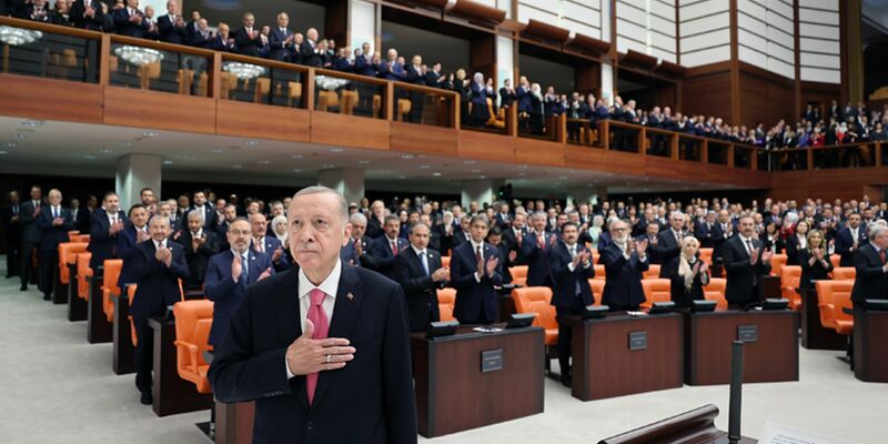 Nach der Vereidigung verlässt der türkische Präsident Erdogan die Große Nationalversammlung der Türkei (GNAT). - Foto: Präsidialamt der Türkei/dpa
